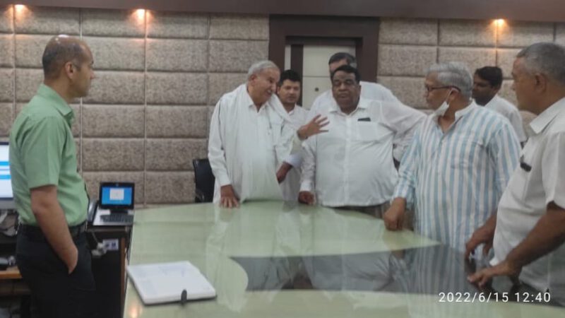अजमेर डेयरी के अध्यक्ष रामचंद्र चौधरी के नेतृत्व में कांग्रेसियों ने जिला कलेक्टर अंशदीप से भेंट कर अजमेर जिले में चारा डिपो खोलने की मांग की है।
