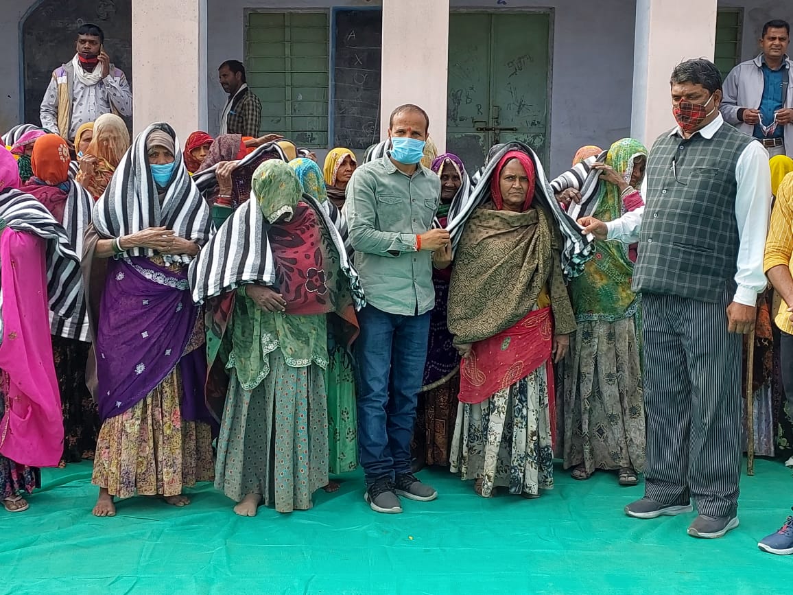 आज पंचायत समिति मसूदा की ग्राम पंचायत खीमपुरा में *मसूदा प्रधान सुरेंद्र सिंह मीनूकंवर राठौड़* द्वारा 100 जरूरतमंद परिवारों के कंबल वितरण कार्यक्रम का आयोजन किया गया।