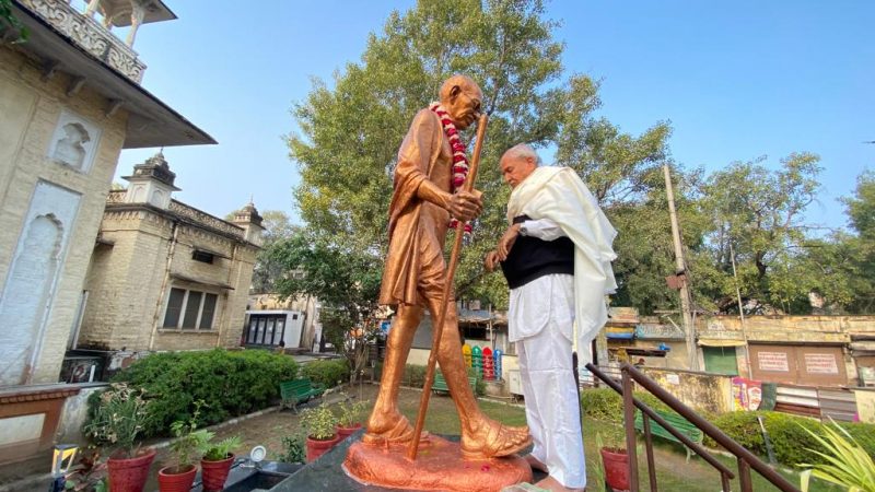 राष्ट्रपिता महात्मा गांधी की पुण्यतिथि पर अजमेर सरस डेयरी अध्यक्ष रामचंद्र चौधरी ने महात्मा गांधी की प्रतिमा पर माल्यार्पण करने के बाद अपने उद्बोधन में कहा की गांधी जी ने हमें शांति और अहिंसा के मार्ग पर चलने का संदेश दिया है।