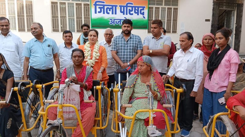 श्री भगवान महावीर विकलांग सहायता समिति जयपुर के सौजन्य से महिला दिवस के उपलक्ष में 12 ट्राई साइकिल और 14 व्हीलचेयर पात्र दिव्यांगजन को जिला पारिषद में सौंपी गयी इस दौरान युवा नेता शिवराज सिंह पलाड़ा , अतिरिक्त विकास अधिकारी कर्ण सिंह जोधा, पुरूषोत्तम चौहान सहीत श्री भगवान महावीर विकलांग सहायता समिति के अध्यक्ष सहित सदस्य मौजूद रहे