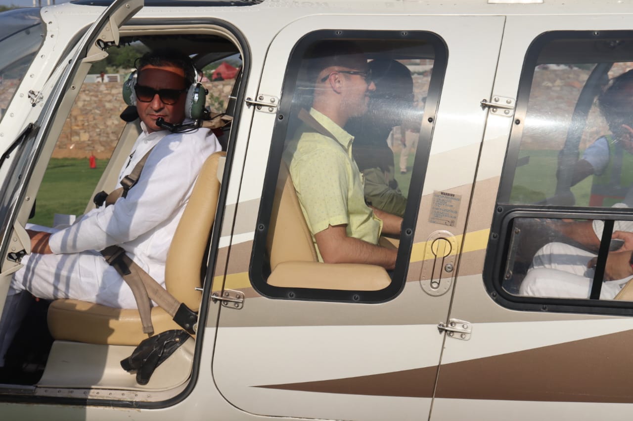 राजस्थान पर्यटन विकास निगम ने नवाचार करते हुए अंतर्राष्ट्रीय होली महोत्सव पुष्कर 2023 में हेलीकॉप्टर जॉय राइड सेवाएं प्रारंभ की। हेलीकॉप्टर जॉय राइड का शुभारंभ राजस्थान पर्यटन विकास निगम के अध्यक्ष एवं राज्य मंत्री श्री धमेर्ंद्र राठौड़ ने अस्थाई हेलीपैड पुष्कर पर किया।
