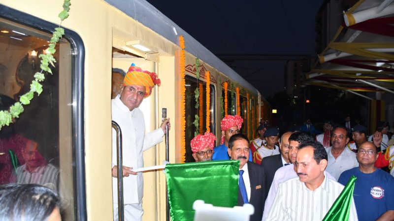 राजस्थान पर्यटन विकास निगम के अध्यक्ष धर्मेन्द्र राठौड़ ने विश्व पर्यटन दिवस के अवसर पर बुधवार को नई दिल्ली के सफ़दरगंज रेलवे स्टेशन से शाही ट्रेन पैलेस ऑन व्हील्स के नए टूर का हरी झण्डी दिखाकर शुभारंभ किया