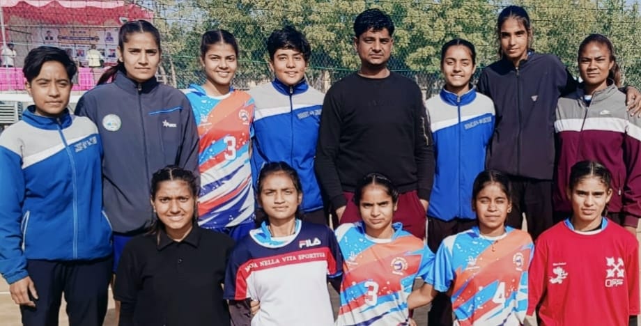 68 वीं राजस्थान सिनियर राज्य वॉलीबॉल चैंपियनशिप*  *शाहपुरा जिले की लड़कियों चौथे स्थान पर*  शाहपुरा-राजेन्द्र पाराशर। बाड़मेर में चल रही 68 वी राजस्थान सिनियर वॉलीबॉल चैंपियनशिप पुरुष और महिला वर्ग में शाहपुरा