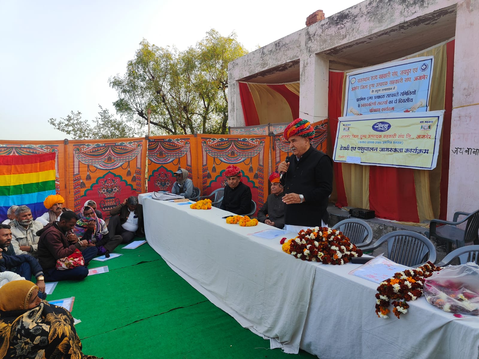 राजस्थान राज्य सहकारी संघ, जयपुर एवम अजमेर जिला दुग्ध उत्पादक सहकारी संघ अजमेर के संयुक्त तत्वाधान में प्राथमिक दुग्ध उत्पादक सहकारी समितियों के प्रबंधकारिणी सदस्यों का दो दिवसीय प्रशिक्षण कार्यक्रम के अंतर्गत दिनाक 7/01/2024 को ग्राम जालिया द्वितीय में कार्यक्रम आयोजित किया गया जिसमें राजस्थान राज्य सहकारी संघ जयपुर के प्रतिनिधि श्री शंकर शर्मा एवम शिवराम शर्मा ने अजमेर डेयरी