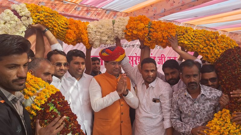 रूपनगढ़ के अटल चौक पर केबिनेट मंत्री सुरेश सिह रावत का रूपनगढ़ की जनता ने किया भव्य स्वागत  हजारों की संख्या मे ग्रामीणों ने एकत्रित होकर केबिनेट मंत्री का किया स्वागत  रूपनगढ़ के पुर्व सरपंच डीसीवी किरण ,पनेर के मागीलाल बागडा ,भदुण के अनिल चौधरी ,अमरपुरा के पुर्व सरपंच मन मोहन सिंह, रूपनगढ के पुर्व सरपंच भगवान सिह लखन ,अर्चना सुराणा कोटडी के पुर्व सरपंच बनवारी लाल शर्मा ,तथा कोटडी सरपंच, पीगलोद सरपंच ,त्योद सरपंच ,आदी जनप्रतिनिधि है मौजूद
