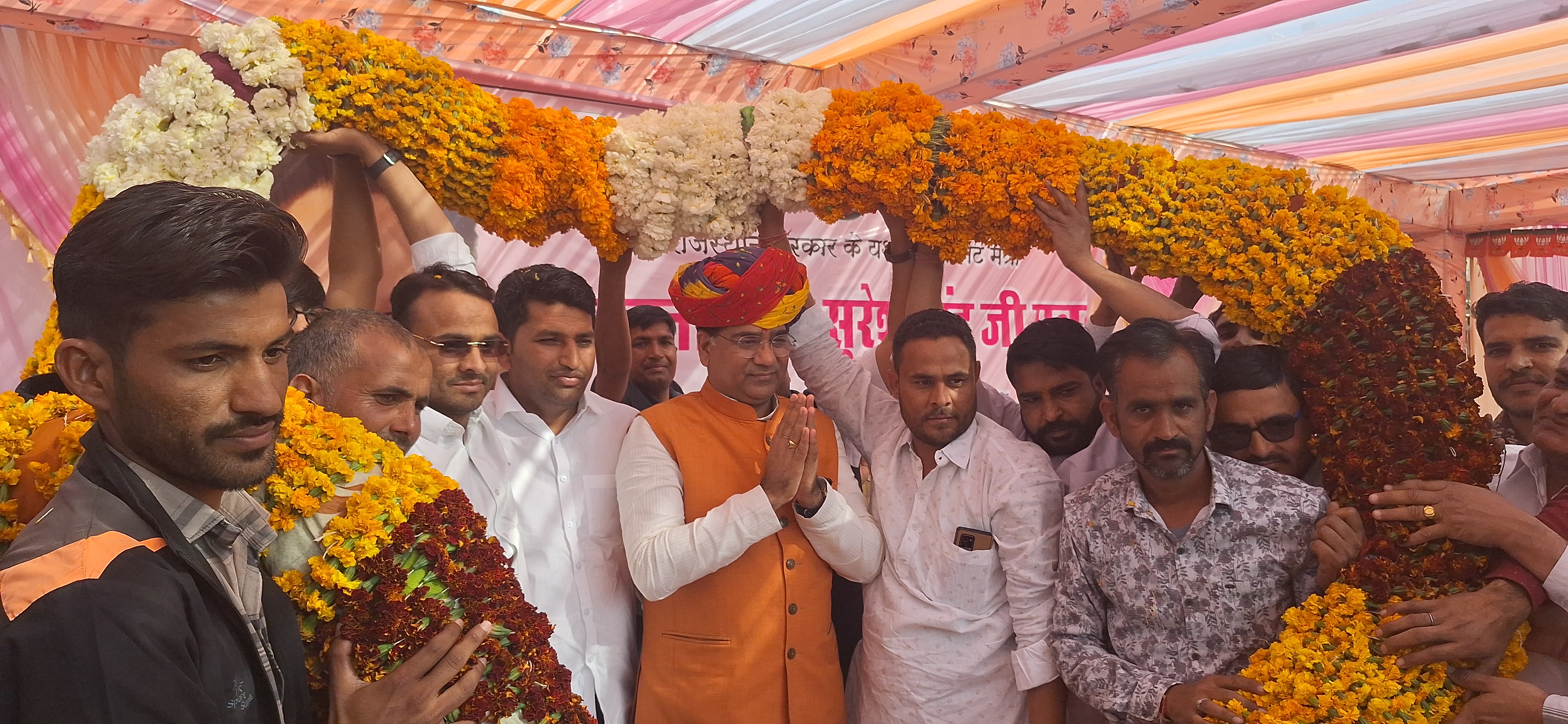 रूपनगढ़ के अटल चौक पर केबिनेट मंत्री सुरेश सिह रावत का रूपनगढ़ की जनता ने किया भव्य स्वागत  हजारों की संख्या मे ग्रामीणों ने एकत्रित होकर केबिनेट मंत्री का किया स्वागत  रूपनगढ़ के पुर्व सरपंच डीसीवी किरण ,पनेर के मागीलाल बागडा ,भदुण के अनिल चौधरी ,अमरपुरा के पुर्व सरपंच मन मोहन सिंह, रूपनगढ के पुर्व सरपंच भगवान सिह लखन ,अर्चना सुराणा कोटडी के पुर्व सरपंच बनवारी लाल शर्मा ,तथा कोटडी सरपंच, पीगलोद सरपंच ,त्योद सरपंच ,आदी जनप्रतिनिधि है मौजूद