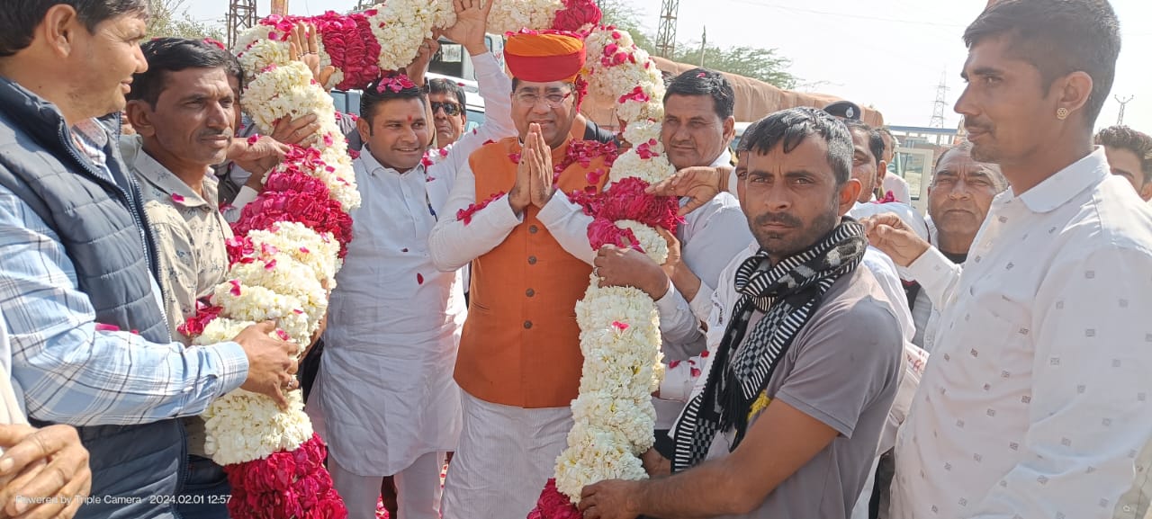 जल संसाधन मंत्री श्री सुरेश सिंह रावत का रूपनगढ में हुआ नागरिक अभिनंदन* *सामुदायिक चिकित्सालय में किया विकास कार्यों का शुभारंभ* अजमेर एक फरवरी। जल संसाधन मंत्री श्री सुरेश सिंह रावत का गुरुवार को रूपनगढ़ की जनता के द्वारा नागरिक अभिनंदन किया गया। रूपनगढ़ स्थित अटल चौक पर जनसुनवाई कर आमजन के अभाव अभियोग सुने। इसके साथ ही श्री रावत ने सामुदायिक चिकित्सालय में विकास कार्यों का शुभारंभ किया।