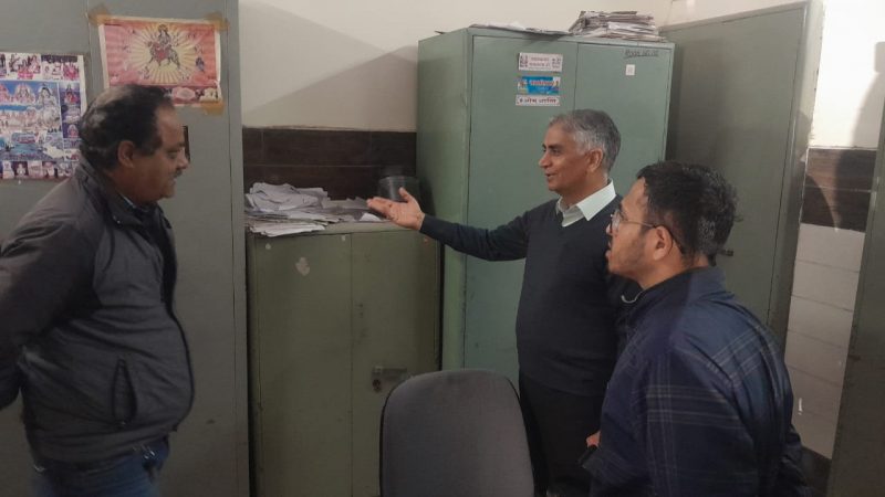 अजमेर संभागीय आयुक्त महेश चन्द्र शर्मा द्वारा जिला परिषद कार्यालय में 9.30 बजे कार्यालय का औचक निरीक्षण किया गया।