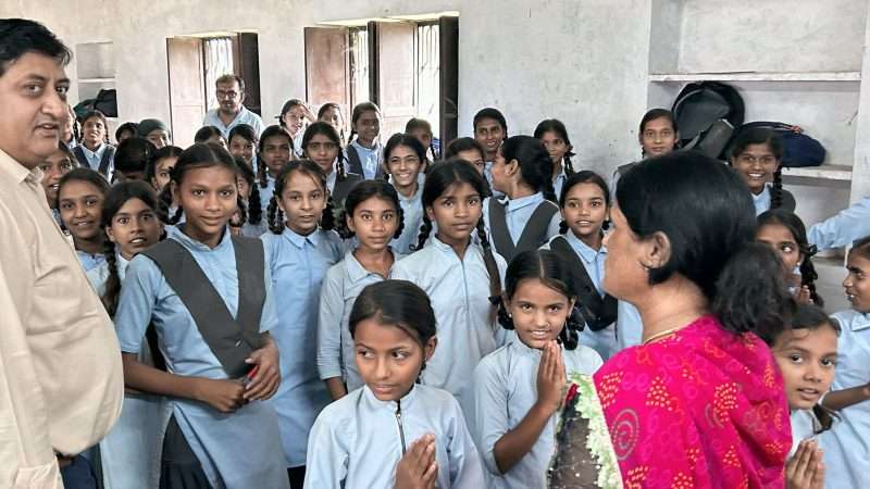 कलक्टर ने ली विधार्थियों की क्लास, जांचा शैक्षणिकस्तर।