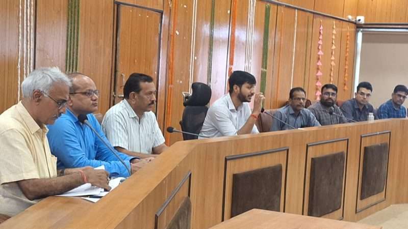 मुख्य कार्यकारी अधिकारी जिला परिषद अजमेर अभिषेक खन्ना की अध्यक्षता में समीक्षा बैठक आयोजित