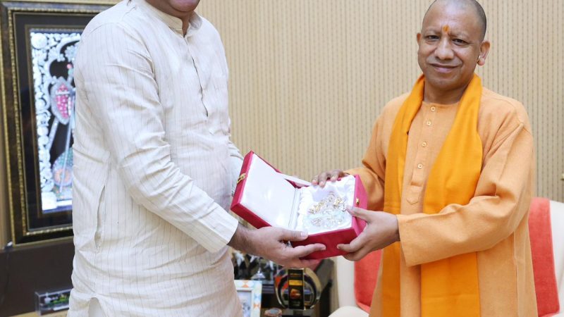 जल संसाधन मंत्री सुरेश सिंह रावत ने दो दिवसीय उत्तर प्रदेश यात्रा के दौरान उत्तर प्रदेश के मुख्यमंत्री योगी आदित्यनाथ से शिष्टाचार भेंट की।
