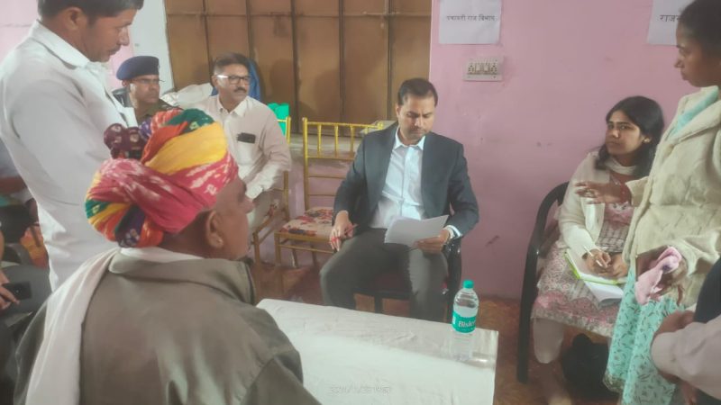 जिला कलक्टर लोक बन्धु ने सुरसुरा में की रात्रि चौपालग्रामीणों की समस्याओं का हुआ समाधान