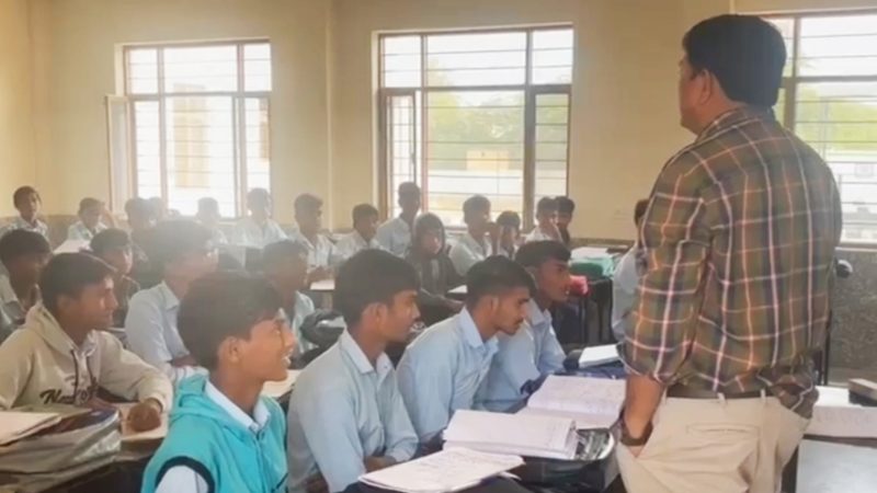 कलक्टर ने आवासीय विद्यालय में ली क्लास, जांचा शैक्षणिक स्तर