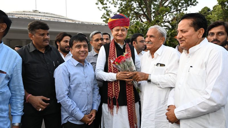 पूर्व मुख्यमंत्री अशोक गहलोत को अजमेर लोकसभा प्रत्याशी रामचंद्र चौधरी ने पवित्र त्योहार के अवसर पर उनको शुभकामनाएं