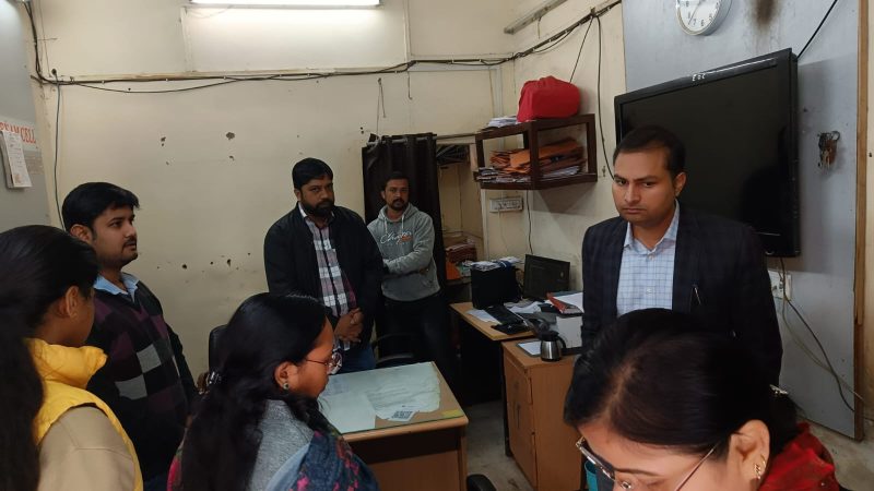 जिला कलक्टर श्री लोक बन्धु ने किया कलेक्ट्रेट का औचक निरीक्षण