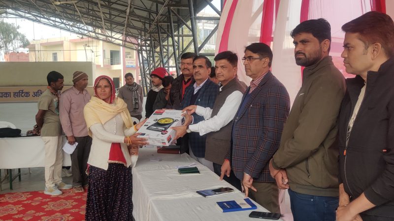 सौर ऊर्जा कनेक्शन लेने वाले लाभार्थीयों को इंडक्शन हीटर देकर किया गया पुरस्कृत