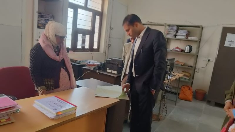 लोक बन्धु ने गुरूवार को रूपनगढ़ क्षेत्र में विभिन्न राजकीय कार्यालयों एवं संस्थाओं का निरीक्षण कर आवश्यक निर्देश प्रदान किए।