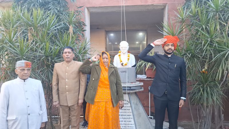 अजमेर जिला परिषद मे जिला प्रमुख सुशील कंवर पलाडा ने किया ध्वजारोहणजिला परिषद सीईओ अभिषेक खन्ना सहित