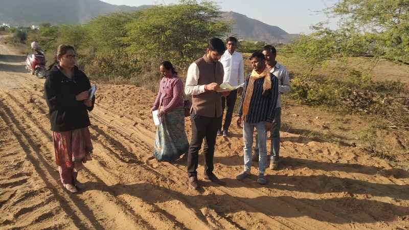 सीईओ के निरक्षण के दौरान मिली अनिमितासिलोरा पंचायत मे कार्य स्थल पर नही मिले श्रमिक वही टिकावडा मे कार्य को देखा