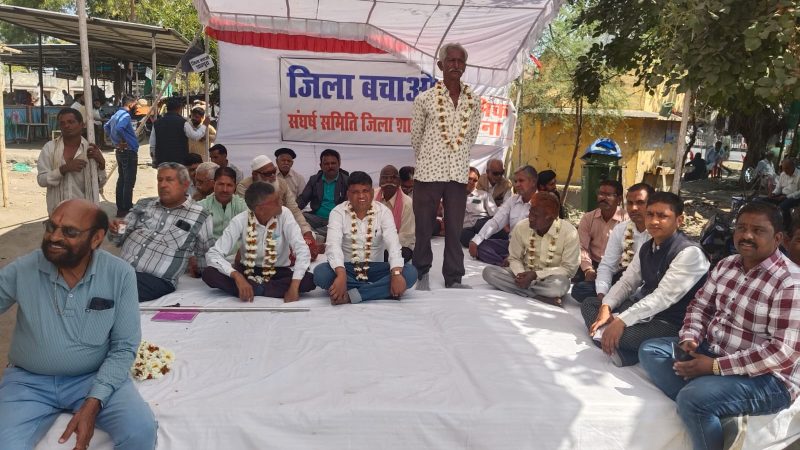 कोर्ट के  मुंशी बैठे धरने पर। 