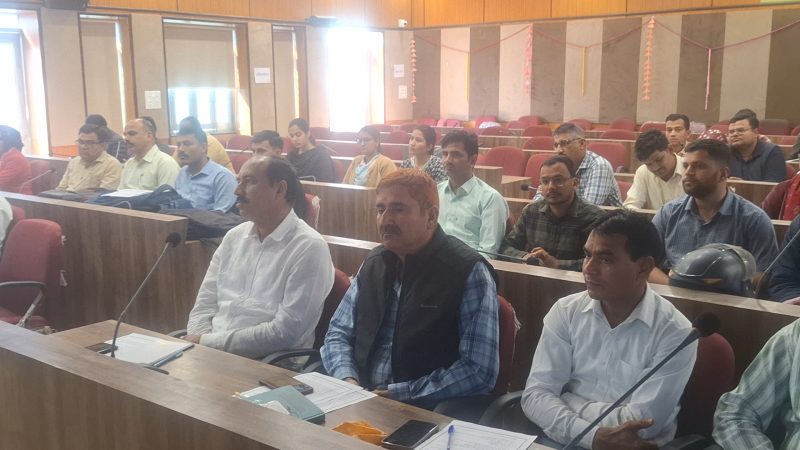 जिला परिषद सीईओ अभिषेक खन्ना की अध्यक्षता मे आज दिनांक 17 फरवरी 2025 को जिला परिषद सभागार मे प्रधानमंत्री शहरी आवास योजना 2.0 को लेकर एक कार्यशाला का आयोजन रखा गया है ईस दौरान सीईओ अभिषेक खन्ना ने बताया की 3 लाख तक सलाना आय वाले परिवार योजना के लिए पात्र है