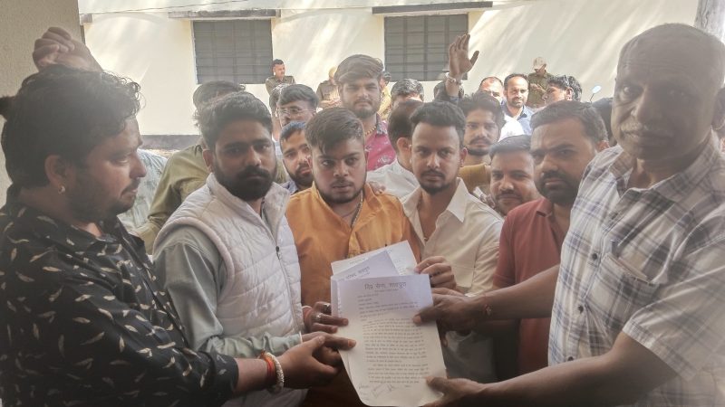 ब्लैकमेल कांड के आरोपियों को फांसी दिलवाने की मांग।