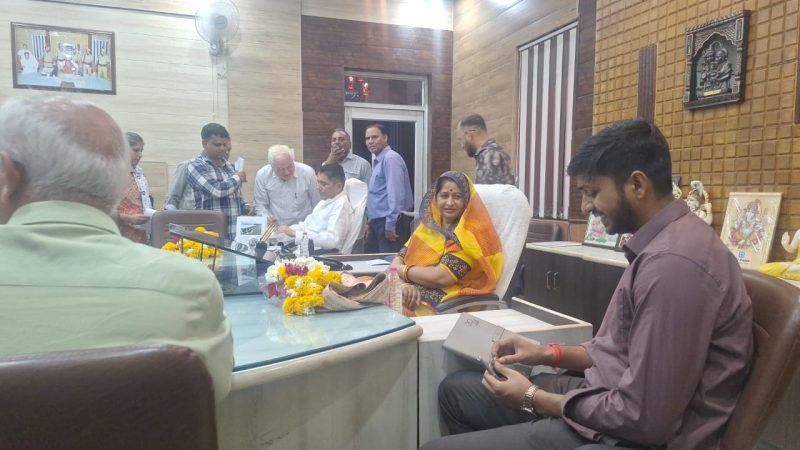 जिला स्थापना समिति की बैठक हुई शूरू जिला स्थापना समिति की अध्यक्षता करते हुए जिला प्रमुख सुशील कंवर पलाडा विभिन्न विभागीय प्रकरणों पर कर रही है चर्चा जिला स्थापना समिति के माध्यम से दो कनिष्ठ सहायक तथा एक ग्राम विकास अधिकारी को दी जायेगी अनुकम्पा नियुक्ति तथा तीन तृतीय श्रेणी शिक्षको को दी जानी है नियुक्तिबैठक मे जिल परिषद सीईओ अभिषेक खन्ना सहित जिला स्थापना समिति के अधिकारी है बैठक मे मोजूद