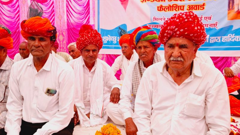 ग्राम तिबारा पंचायत समिति मसूदा मगरा क्षेत्र के द्वारा अजमेर डेयरी अध्यक्ष श्री रामचन्द्र चौधरी को इण्डियन डेयरी एसोसिएशन फैलोशिप अवार्ड मिलने पर सम्मान के साथ गर्मजोशी से स्वागत किया गया ।