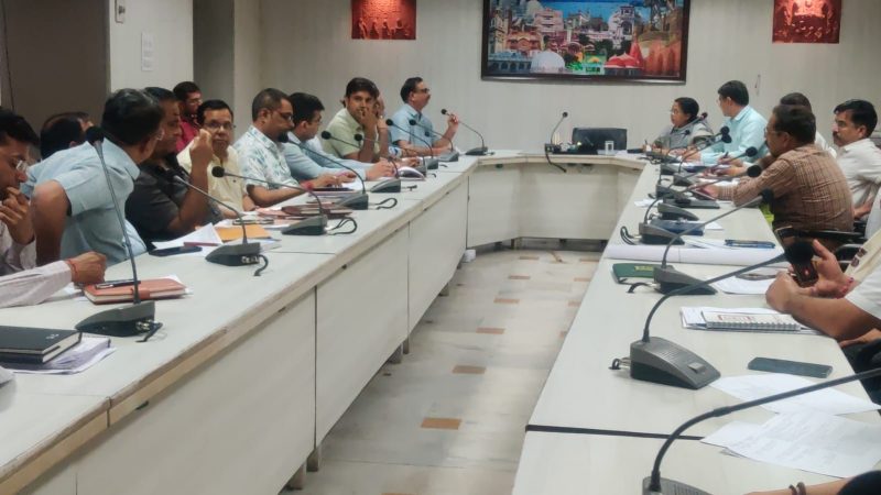 जिला कलक्टर लोक बन्धु के निर्देशानुसार राइजिंग राजस्थान इन्वेस्टमेंट समिट के अंतर्गत हुए एमओयू को धरातल पर उतारने तथा जिले में उद्योगों की स्थापना को गति देने के उद्देश्य से जिला स्तरीय समिति की बैठक मंगलवार को आयोजित की गई।अतिरिक्त जिला कलक्टर श्रीमती वंदना खोरवाल ने बैठक की अध्यक्षता की। उन्होंने कहा कि