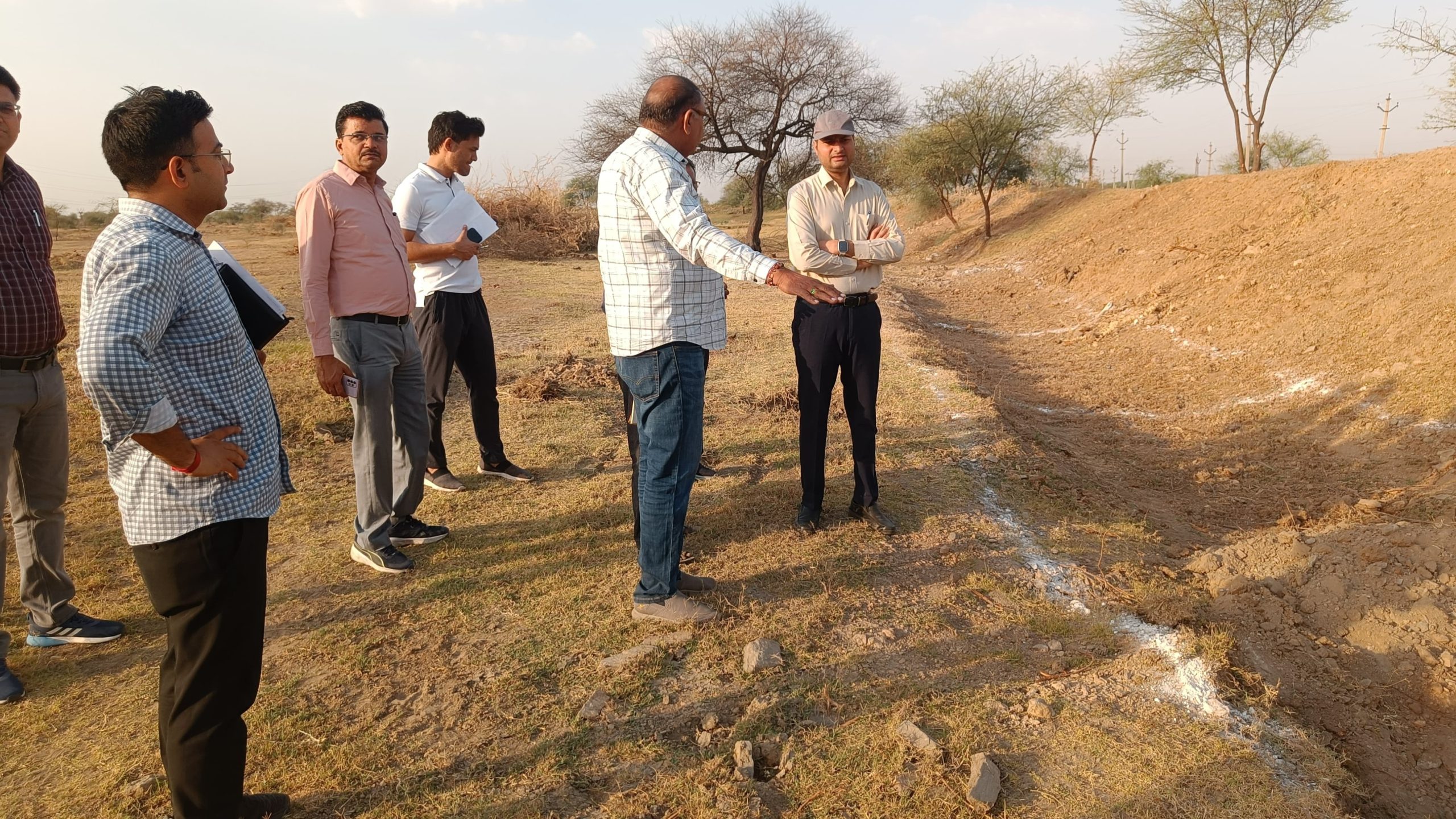 जिला कलक्टर लोक बन्धु ने किया नरेगा कार्यों का निरीक्षण