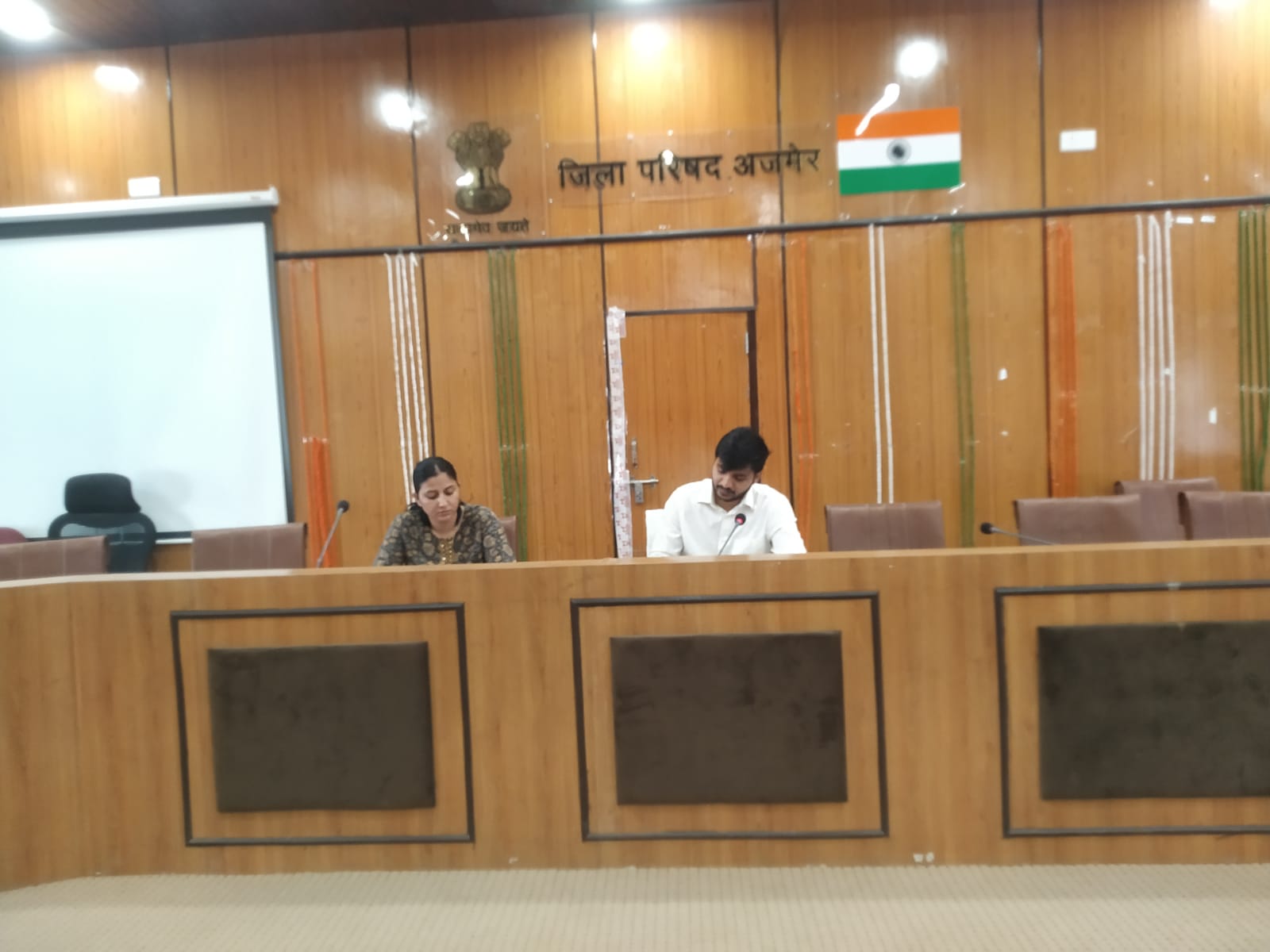 अजमेर जिला परिषद सीईओ अभिषेक खन्ना ले रहे है समिक्षा बैठक