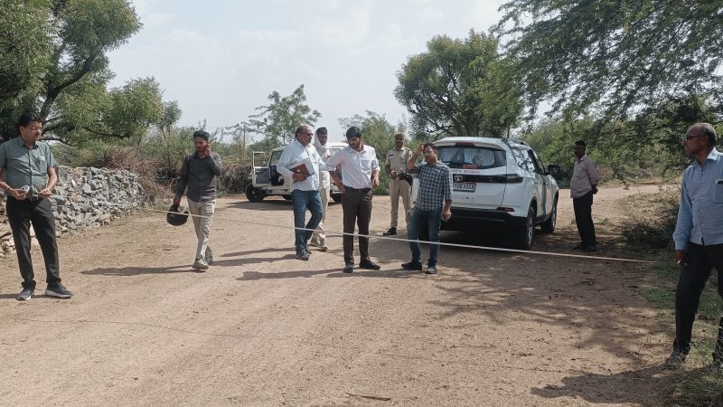 अजमेर जिला परिषद सीईओ अभीषेक खन्ना तिलाना ग्राम पंचायत का निरीक्षण कर रहे है सीईओ खन्ना के साथ श्रीनगर विकास अधिकारी महेश चौधरी, सहायक अभियंता आरडी, गुर्जर, अमित माथुर सहायक अभियंता, है मोजूद