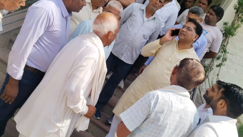जल संसाधन मंत्री सुरेश सिंह रावत ने अजमेर सर्किट हाउस पर देवतुल्य नागरिकों से की मुलाकात, समस्याओं के त्वरित समाधान के दिए निर्देश
