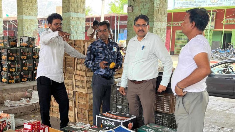 राजस्थान में फल एवं सब्जियों की जांच हेतु चलाए जा रहे विशेष अभियान के अंतर्गत अजमेर जिले में भी मुख्य चिकित्सा एवं स्वास्थ्य अधिकारी डॉक्टर ज्योत्सना रंगऻ के निर्देशों पर खाद्य सुरक्षा अधिकारियों के दल द्वारा