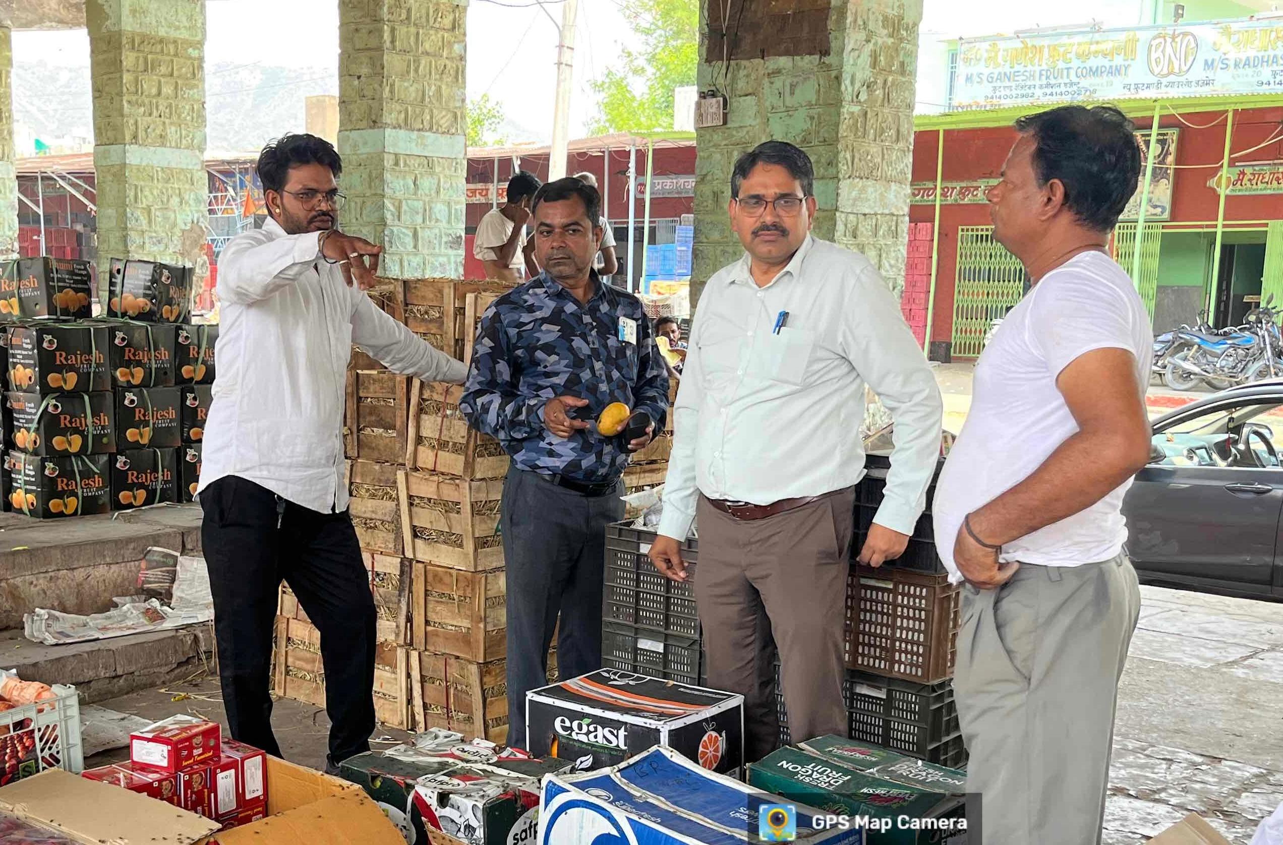 राजस्थान में फल एवं सब्जियों की जांच हेतु चलाए जा रहे विशेष अभियान के अंतर्गत अजमेर जिले में भी मुख्य चिकित्सा एवं स्वास्थ्य अधिकारी डॉक्टर ज्योत्सना रंगऻ के निर्देशों पर खाद्य सुरक्षा अधिकारियों के दल द्वारा