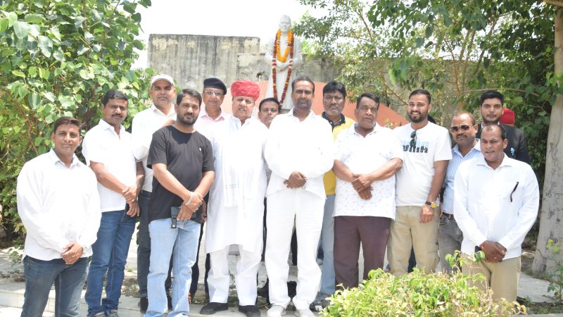 कांग्रेसियों ने की नेहरू जी की पुण्यतिथि पर पुष्पांजलि
