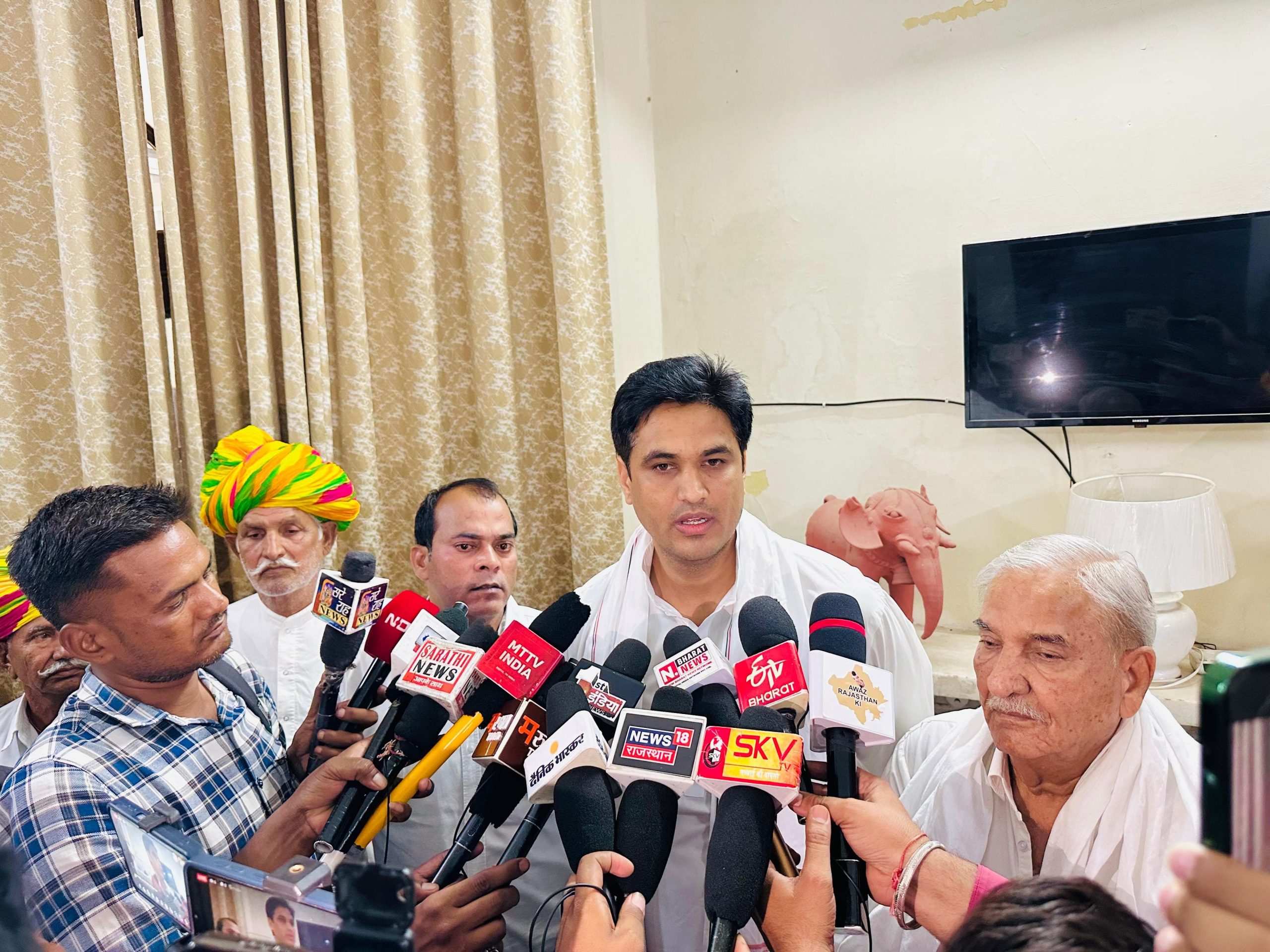 अन्नदाताओं के खेतों को जहर परोसा जा रहा है- डॉ विकास चौधरी