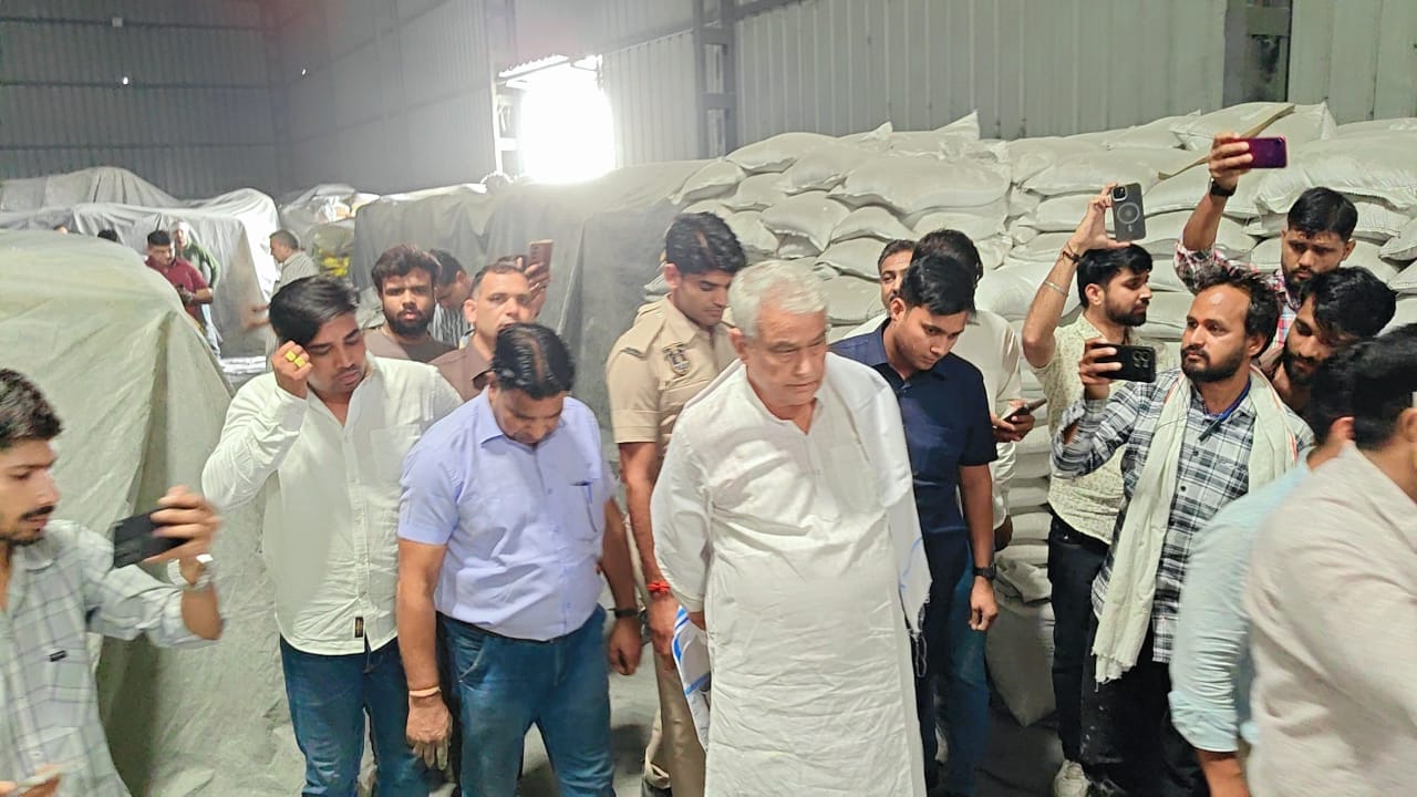 कृषि मंत्री डॉ0 किरोड़ी लाल मीणा की किशनगढ़, अजमेर में नकली खाद बनाने वाली फर्मों के खिलाफ दूसरे दिन भी कार्यवाही जारी