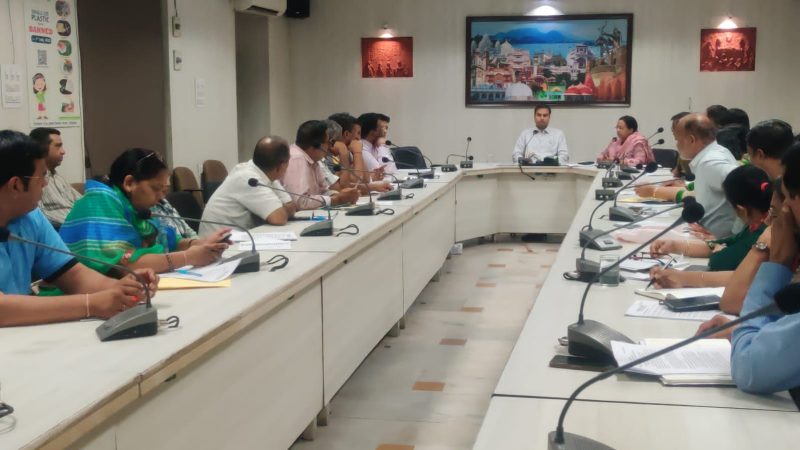 जिला कलक्टर की अध्यक्षता में योजनाओं और लंबित प्रकरणों की समीक्षा पर बैठक आयोजित