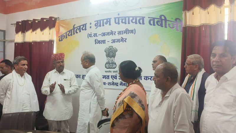 पूर्व मुख्यमंत्री अशोक गहलोत का स्वागत किया