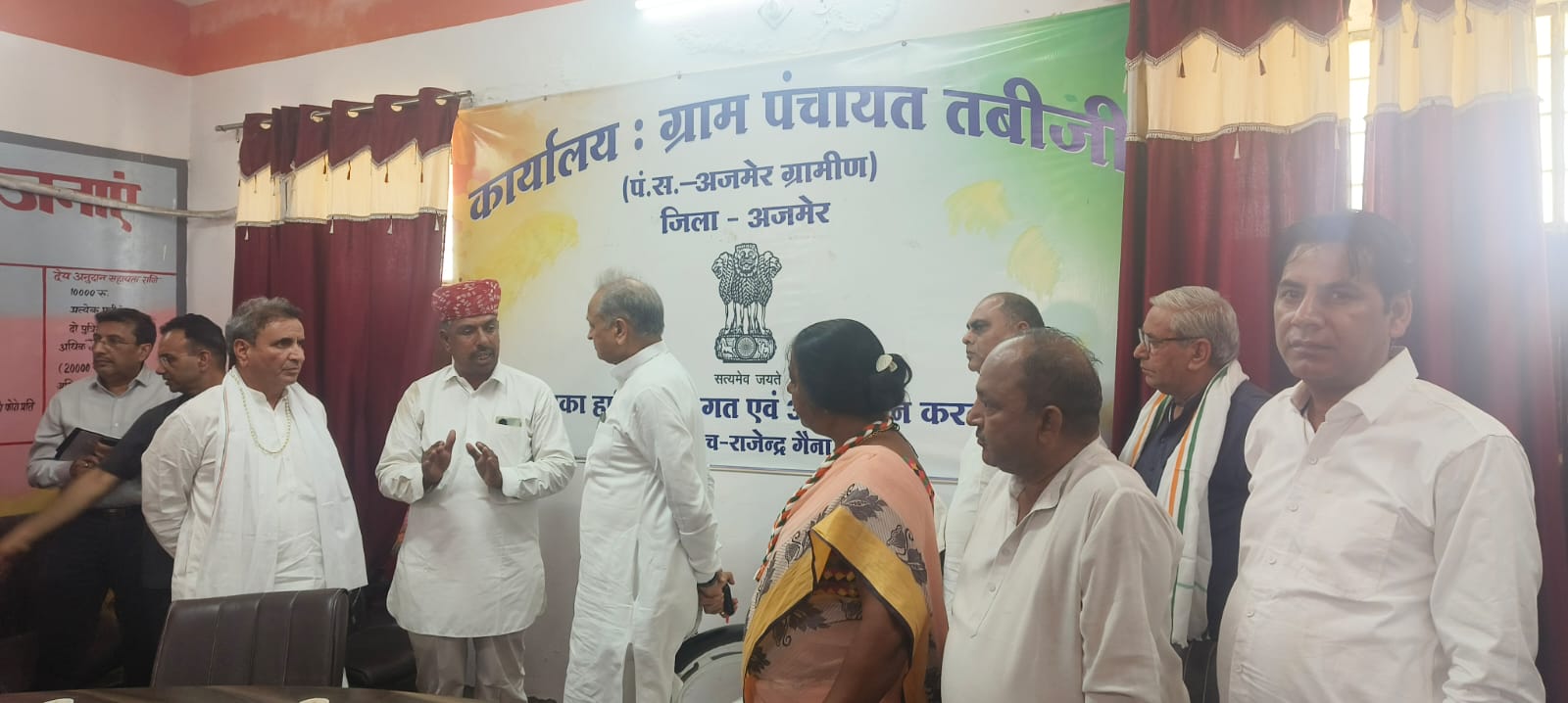पूर्व मुख्यमंत्री अशोक गहलोत का स्वागत किया