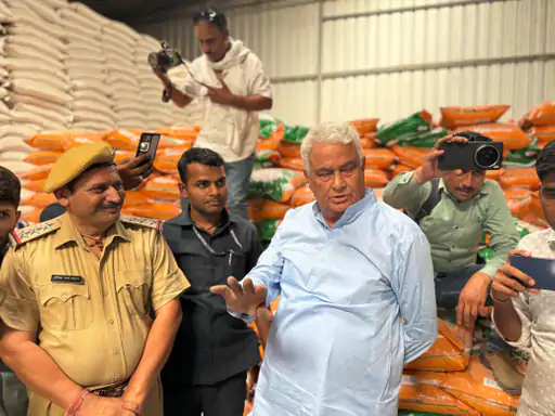 ब्रेकिंग न्यूज़: मंत्री खुद बैठे टेंपो में, पकड़ी करोड़ों की नकली खाद फैक्ट्री – मार्बल पाउडर और बजरी से बना रहे थे DAP!