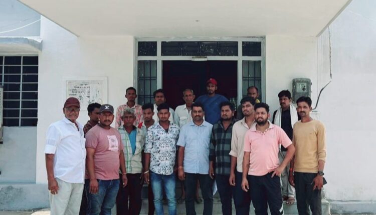 बनेवड़ा गांव में टूटी सड़क बनी परेशानी का सबब, स्कूल और आंगनबाड़ी जाने में बच्चों को हो रही दिक्कत