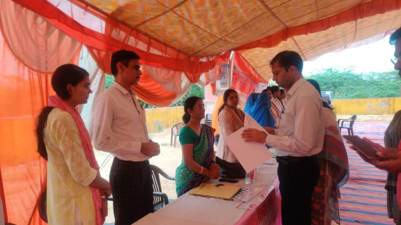 पंडित दीनदयाल उपाध्याय अंत्योदय सम्बल अभियान पखवाड़ा जिला कलक्टर  लोक बन्धु ने किया माकड़वाली शिविर का निरीक्षण