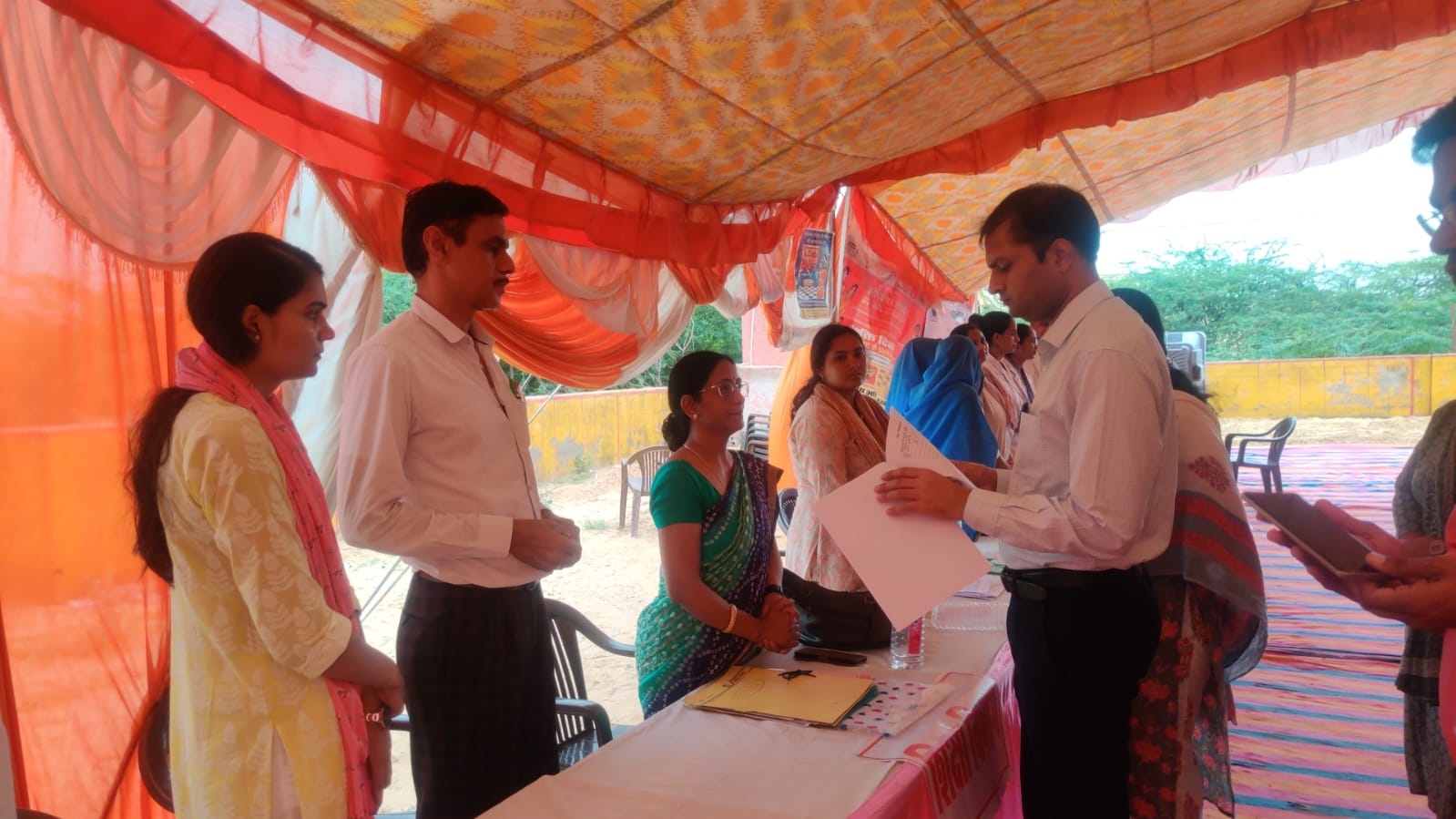 पंडित दीनदयाल उपाध्याय अंत्योदय सम्बल अभियान पखवाड़ा जिला कलक्टर  लोक बन्धु ने किया माकड़वाली शिविर का निरीक्षण