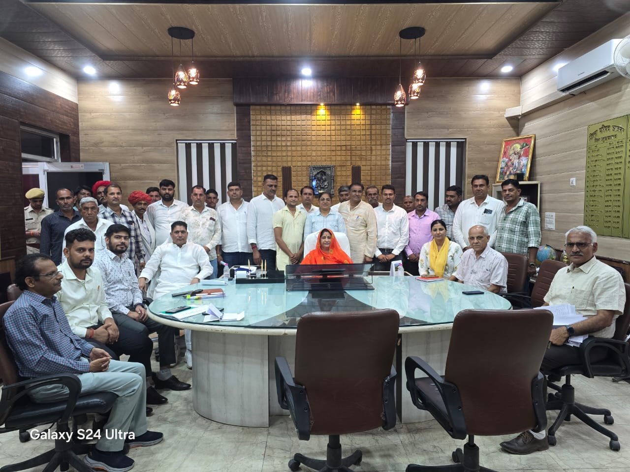 जिला प्रमुख सुशील कंवर पलाड़ा की अध्यक्षता में पंचायत समिति भिनाय के ब्लॉक स्तरीय अधिकारी एवं कार्मिक सहित जनप्रतिनिधियों के साथ समीक्षा बैठक एवं जनसुनवाई का आयोजन किया गया बैठक में पन्द्रहवे वित