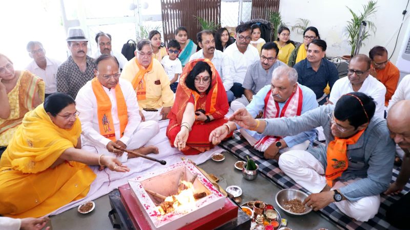 महर्षि दयानंद सरस्वती विश्वविद्यालय, अजमेर में निर्जला एकादशी के पावन अवसर पर चाणक्य प्रशासनिक भवन में विधि-विधान एवं वैदिक मंत्रोच्चार के साथ श्री गणेश प्रतिमा की स्थापना की गई। इस पावन समारोह का शुभारंभ हवन-यज्ञ से हुआ, जिसमें विश्वविद्यालय के कुलपति