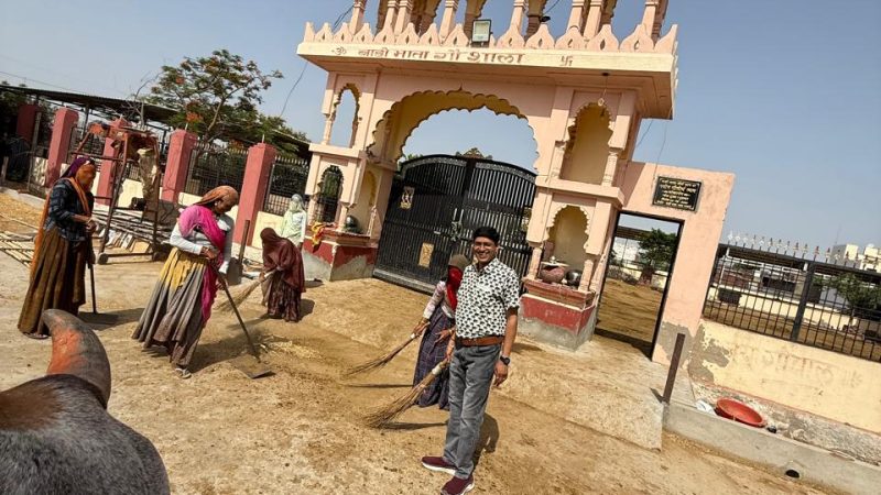 गंगा जल संरक्षण जन अभियान के तहत बाड़ी माता गौशाला में स्वच्छता अभियान चलाया गया और गौशाला के तीन माह से ऊपर के गौवंशों के गोट पाॅक्स वैक्सीन (लम्पी )बीमारी के टीकाकरण किया गया