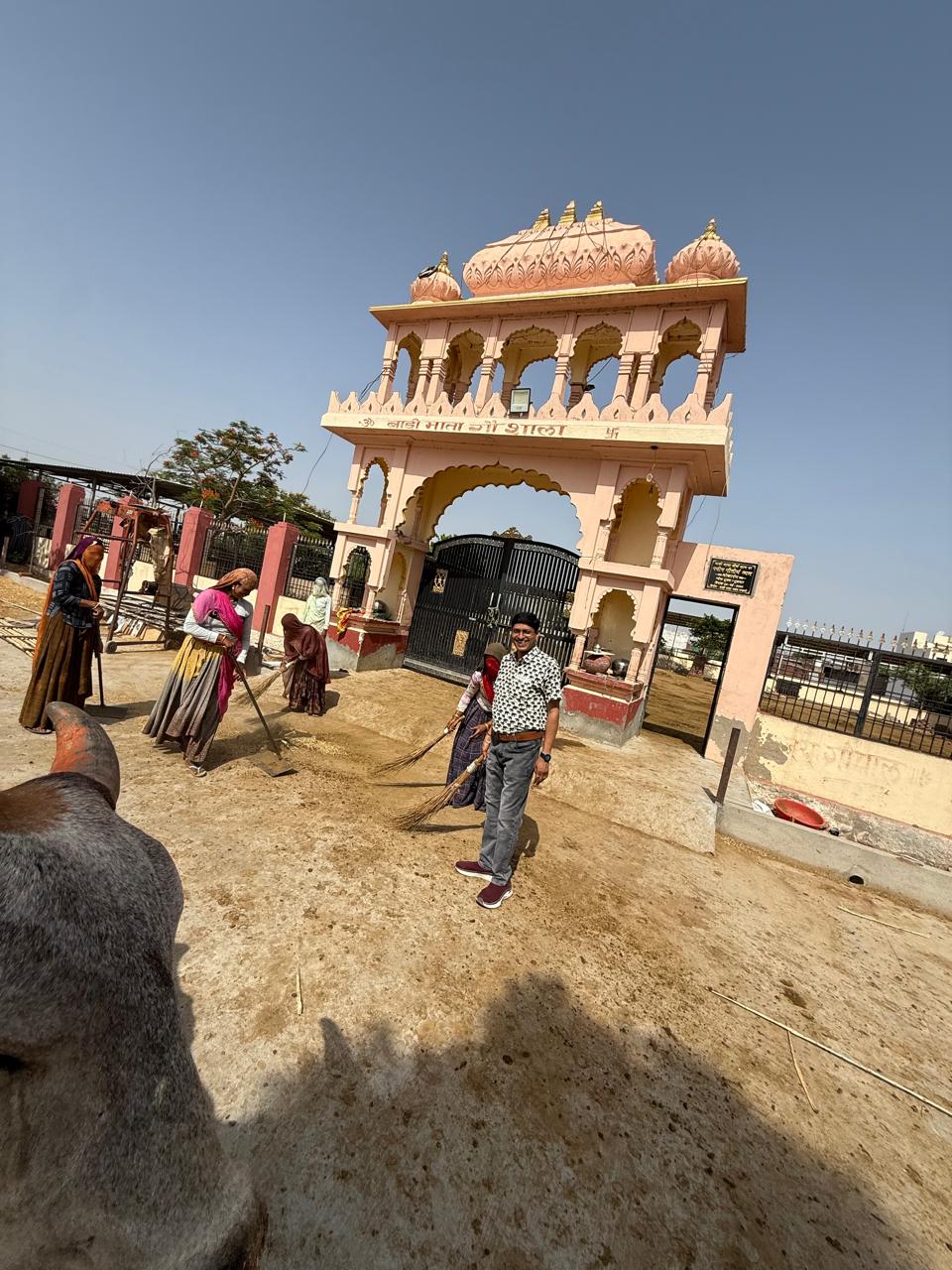 गंगा जल संरक्षण जन अभियान के तहत बाड़ी माता गौशाला में स्वच्छता अभियान चलाया गया और गौशाला के तीन माह से ऊपर के गौवंशों के गोट पाॅक्स वैक्सीन (लम्पी )बीमारी के टीकाकरण किया गया