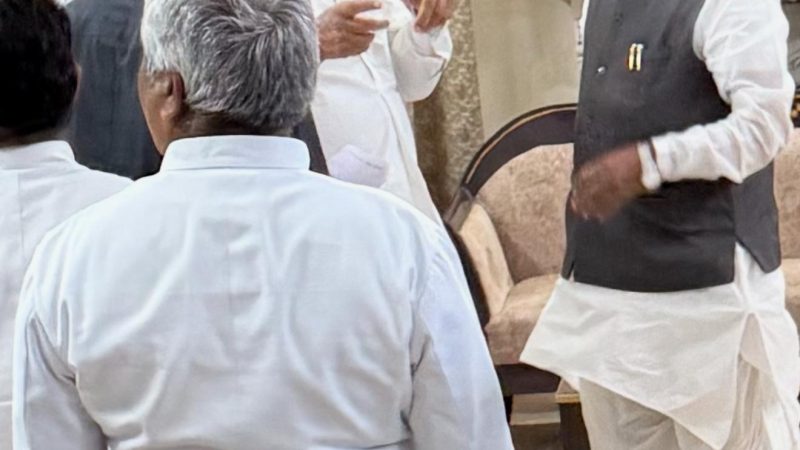 प्रदेश के सहकारी क्षेत्र के दुग्ध उत्पादकों की समस्याओं को लेकर अजमेर डेयरी सदर रामचन्द्र चौधरी ने राज्यपाल को सौंपा ज्ञापन
